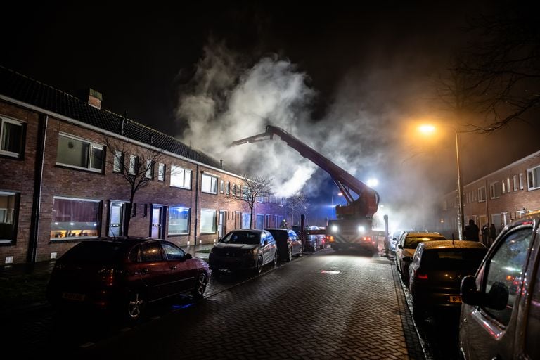 De brand en het blussen trok veel bekijks (foto: Jack Brekelmans/SQ Vision).