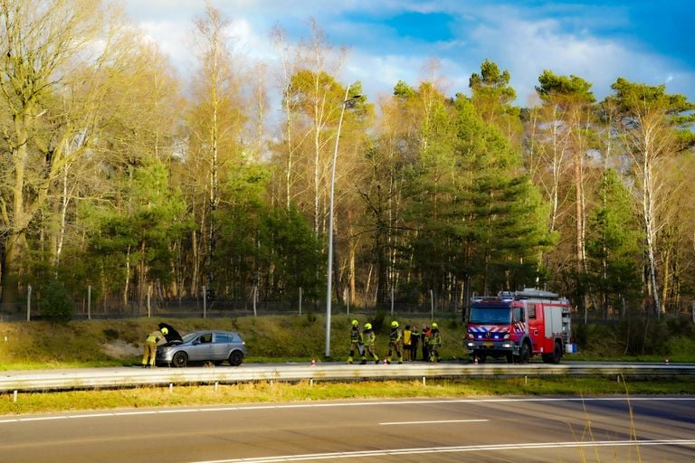 Tijdens de klus van de brandweer was de weg afgesloten (foto: Erik Haverhals/SQ Vision).