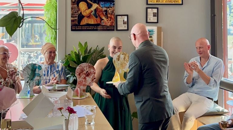Uitreiking van de award aan Anne (foto: Nikita Groeneveld).