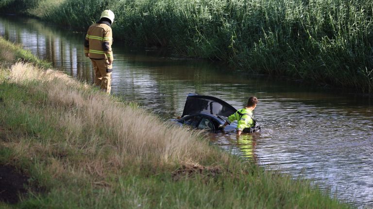 De drenkeling is door de brandweer uit het water langs de Middenpeelweg gehaald (foto: Kevin Kanters/SQ Vision).