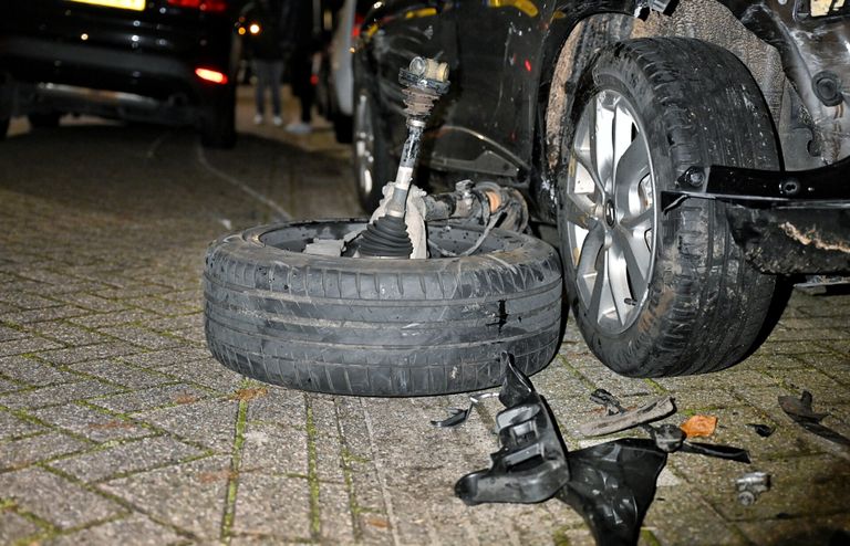 Eén van de wielen van de auto die drie wagens ramde, brak hierbij af (foto: Toby de Kort/SQ Vision).