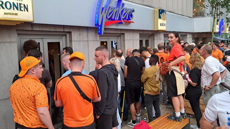 Kijken door de ramen in Dortmund (foto: Leon Voskamp).