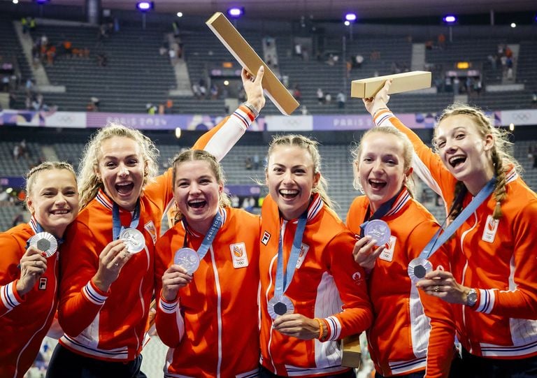 Lisanne de Witte, Lieke Klaver, Myrte van der Schoot, Eveline Saalberg, Cathelijn Peeters en Femke Bol met hun zilveren medaille op de 4 x 400m estafette (foto: ANP 2024/Robin van Lonkhuijsen).