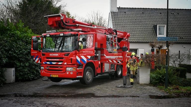 Kap van schoorsteen in brand (foto: Toby de Kort/SQ Vision).