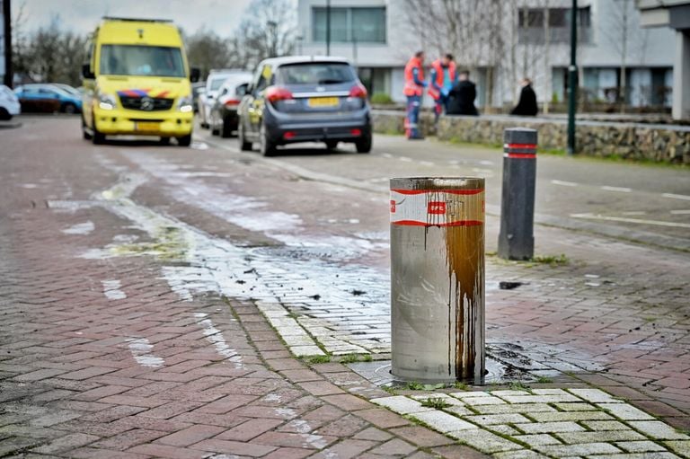 Auto botst tegen omhoog komend paaltje (foto: Toby de Kort/SQ Vision).