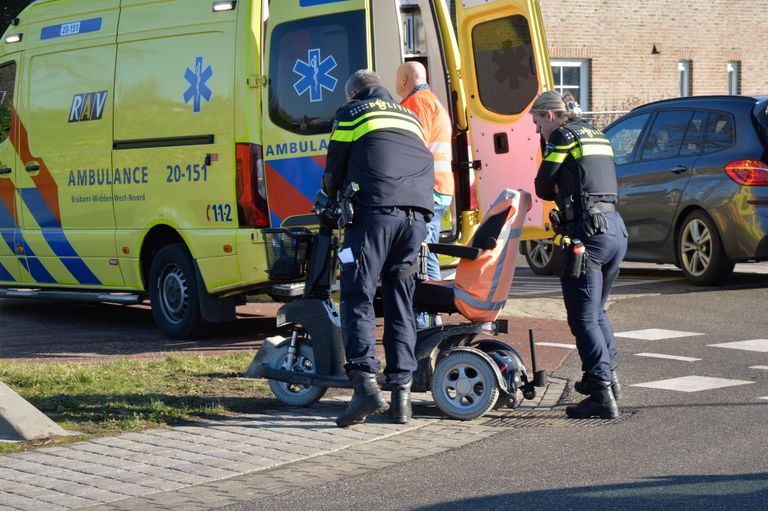 Een man op een scootmobiel is zaterdagochtend in botsing gekomen met een auto in Etten-Leur. (Foto: Perry Roovers / SQ Vision)