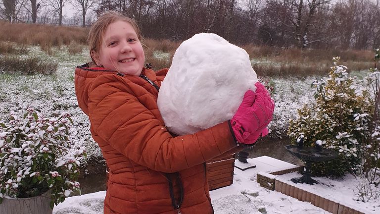 Sofie Doomen met een gigantische sneeuwbal (foto: Jorn Doomen).