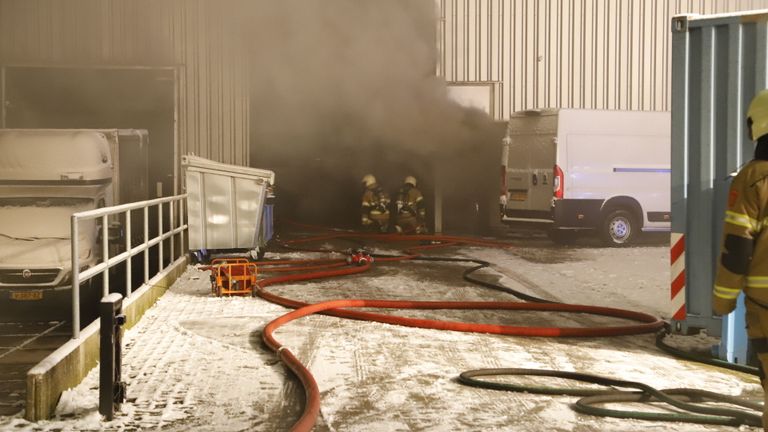De brandweer bestrijdt het vuur bij het bedrijf in Cuijk (foto: SK-Media).
