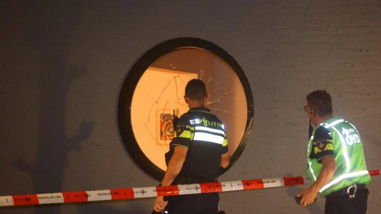 Er zou een steen tegen de ruit van het huis in Heeswijk-Dinther zijn gegooid (foto: Bart Meesters).