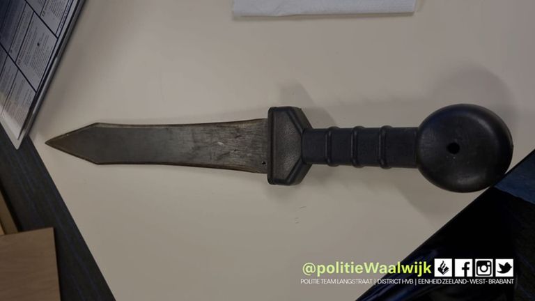 Het in beslag genomen zwaard (foto: politie Waalwijk).