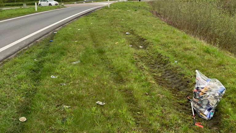 Zwerfafval in de berm van de oprit van de A50 bij Veghel (foto: Marco Sep).