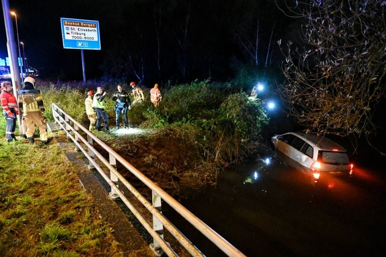 Brandweer en politie bij Berkel-Enschot op zoek naar de inzittende(n) van een auto (foto: Toby de Kort/SQ Vision).