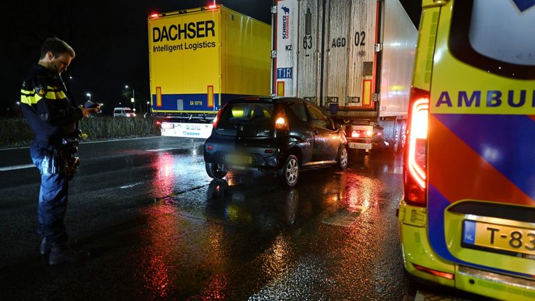 Auto botst achterop vrachtwagen (Foto: Toby de Kort/SQ Vision)