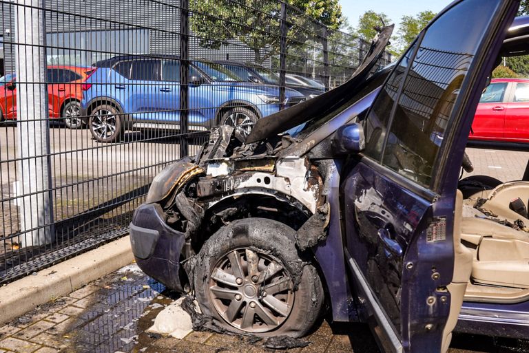 De auto is door de brand total loss geworden (foto: Harrie Grijseels/SQ Vision).