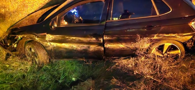 De auto belandde in een sloot naast de A50 bij Nistelrode (foto: X/weginspecteur Robert).