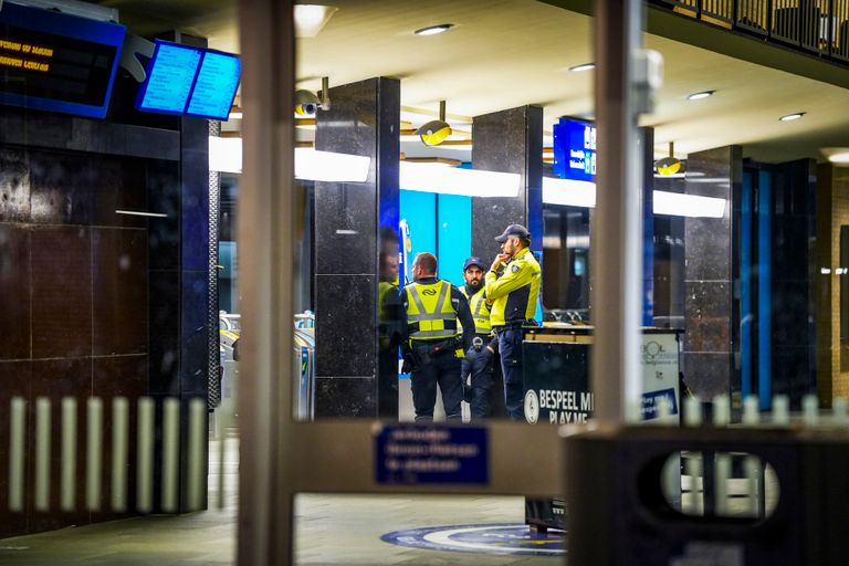 Politie op het station van Eindhoven (foto: SQ Vision).