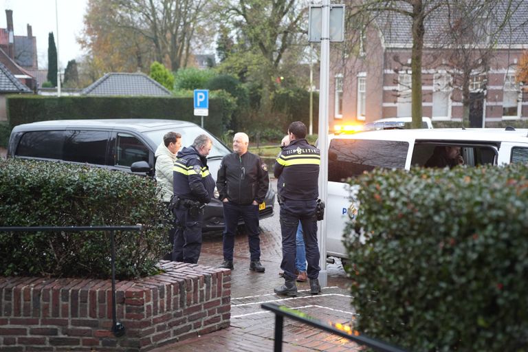 Gemeentehuis ontruimd om verdacht pakketje (foto: Erik Haverhals/SQ Vision).