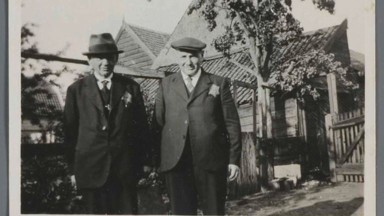Twee Joodse mannen in Woudrichem (foto: NIOD).