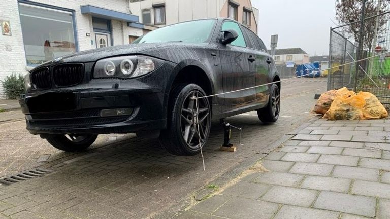 Jeroen trof zijn auto maandagochtend met de krik er nog onder aan (foto: Jeroen Scheepers).