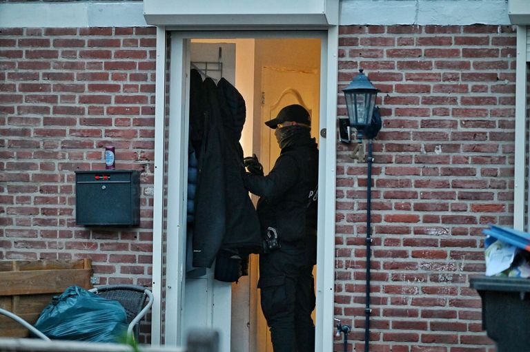 Agenten gingen dinsdag twee huizen binnen in Goirle.