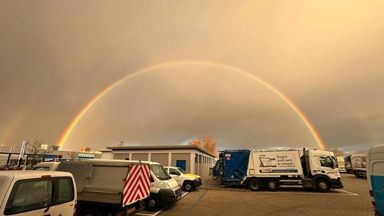 Een dubbele regenoog boven het terrein van het Brabants Afval Team (foto: Joep Klazen).