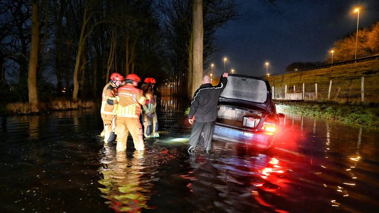 Met hulp van de brandweer konden de inzittenden van de auto uiteindelijk hun weg vervolgen (foto: Toby de Kort/SQ Vision).