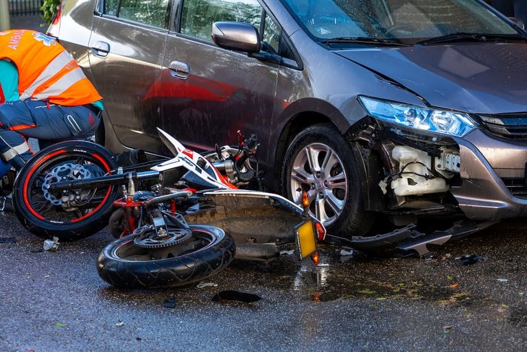 Bromfietser botst tegen geparkeerde auto (foto: Gabor Heeres/SQ Vision).