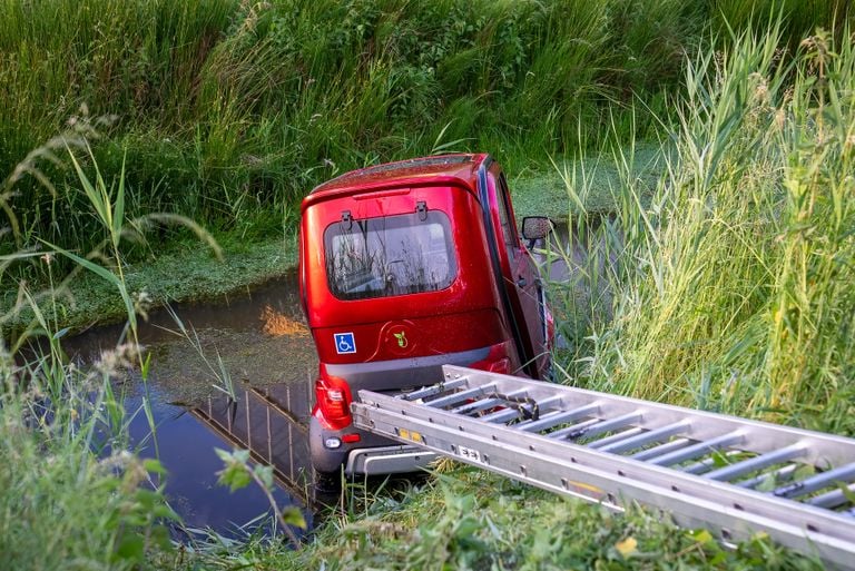 Om de brommobiel uit het water te halen, was een ladder nodig (foto: Iwan van Dun/SQ Vision).