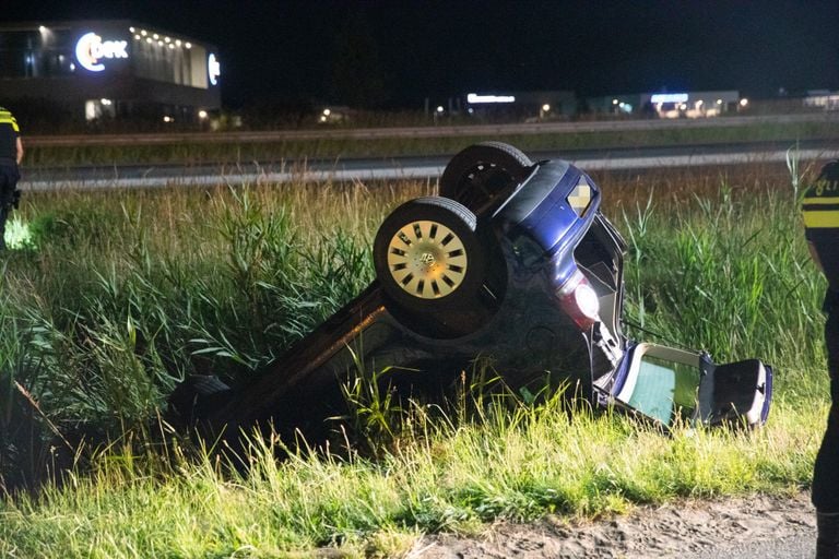 Auto gevonden in sloot (foto: Christian Traets - Persbureau Heitink).