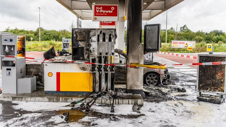 De politie vermoedt brandstichting. (foto: Jack Brekelmans/SQ Vision Mediaprodukties).