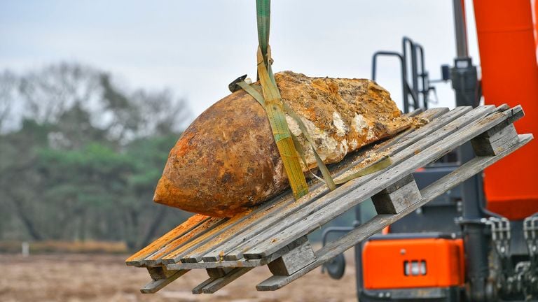 Een van de bommen. 