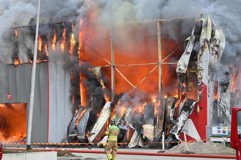 De brandweer is met veel mankracht aanwezig bij de brand (foto: Perry Roovers/SQ Vision)