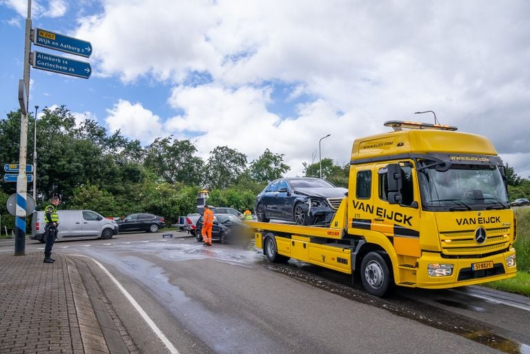 Aanrijding tussen twee auto's bij Heesbeen (foto: Iwan van Dun/SQ Vision).