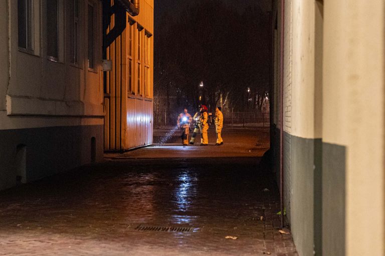 Controle door de brandweer bij het pand (foto: Harrie Grijseels / SQ Vision).