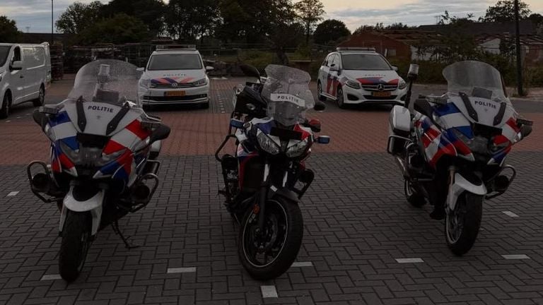 Veel politie bij de controle (foto: Instagram Jeugdagenten Nuenen-Geldrop).