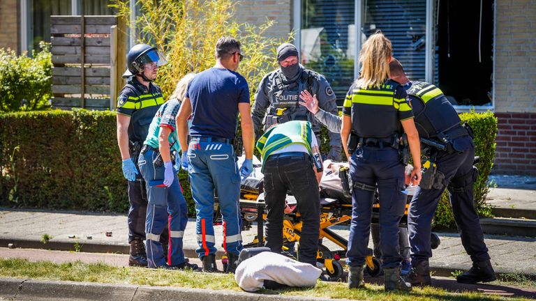 Arrestatieteam valt huis in Veldhoven binnen (Foto: SQ Vision)