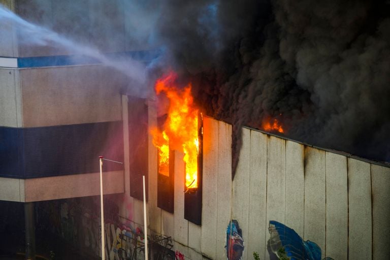 Het dak van het pand is ingestort (Foto: SQ Vision)