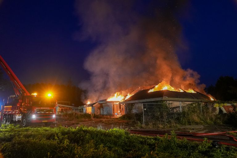 De brand woedde op verschillende plekken (foto: Gabor Heeres/SQ Vision).