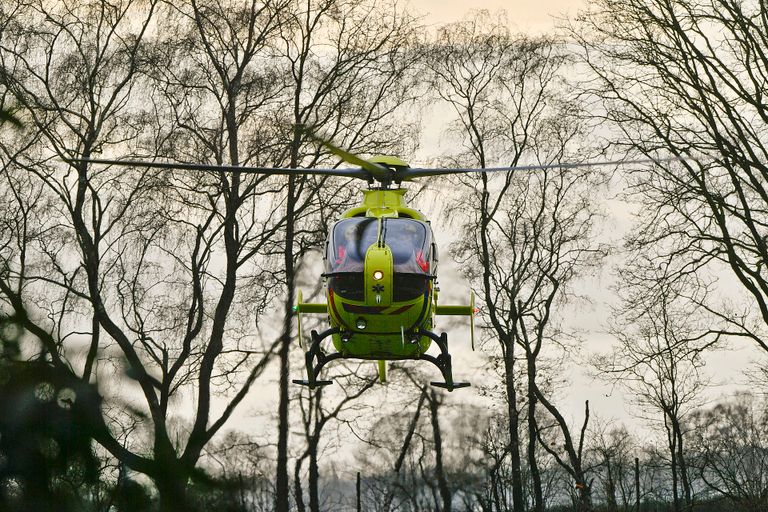 Vanwege de ernst van de situatie in Lage Mierde kwam een traumaheli naar de Neterselsedijk (foto: Rico Vogels/SQ Vision).