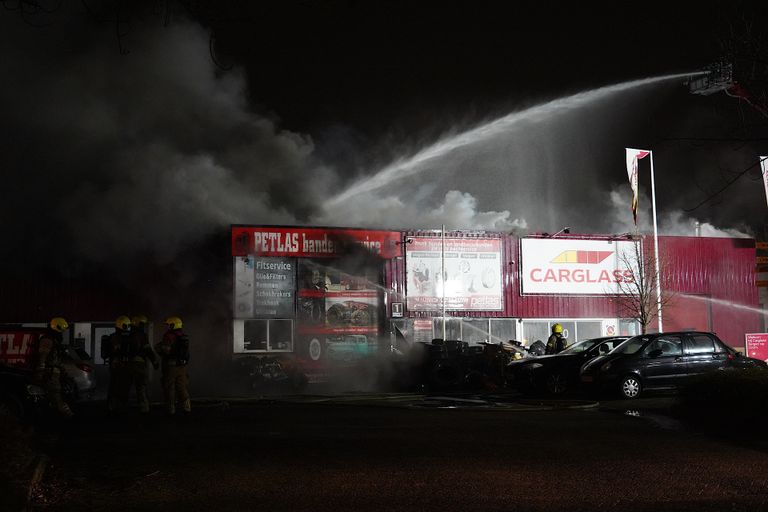 Met een hoogwerker wordt de brand bestreden (Foto: Jeroen Stuve / SQ Vision).