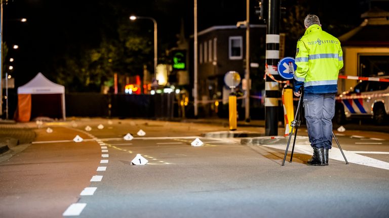 De politie doet sporenonderzoek (foto: Jack Brekelmans/SQ Vision Mediaprodukties).