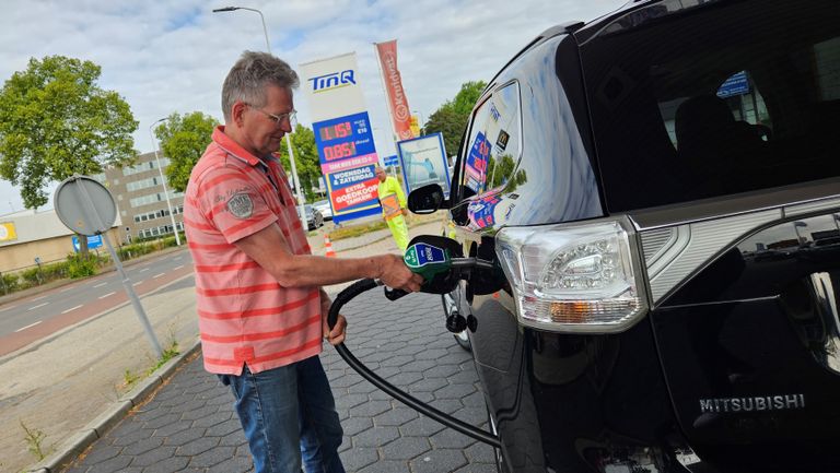 Met open tankdop en pinpas maakten sommigen er echt een pitstop van (foto: Collin Beijk).