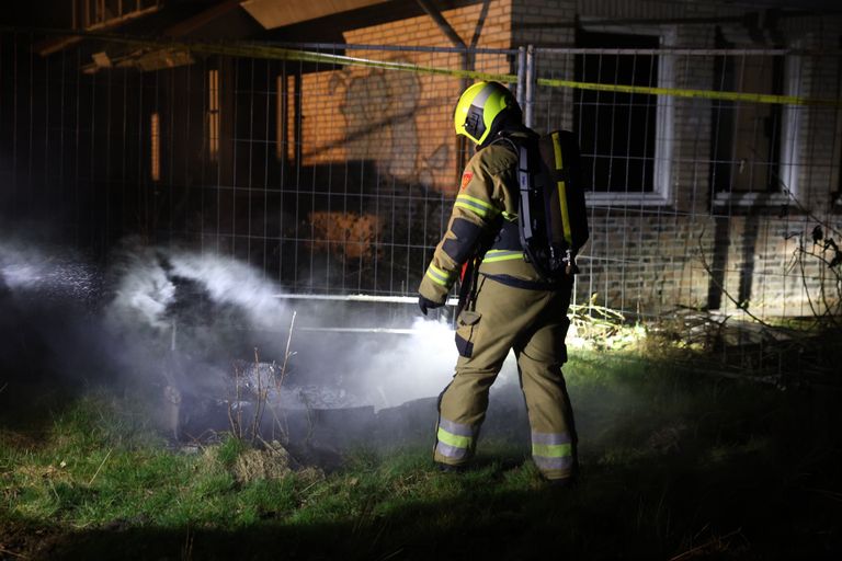 De brandweer bluste het bed in Sint-Oedenrode *(foto: Sander van Gils/SQ Vision).