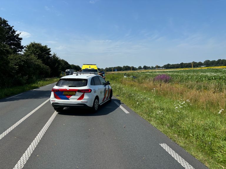 Hoe het ongeluk op de rondweg bij Volkel kon gebeuren, wordt onderzocht (foto: Marco van den Broek/SQ Vision).