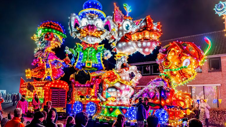 Heuse lichtkunstwerken tijdens de Verlichte Optocht in het Knollenrijk (foto: EYE4images/Marcel van Dorst).