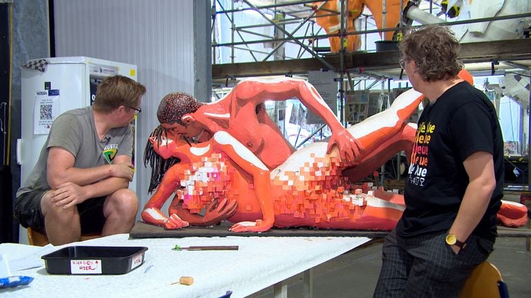 De ontwerpers bij hun sekswagen (foto: Omroep Brabant).