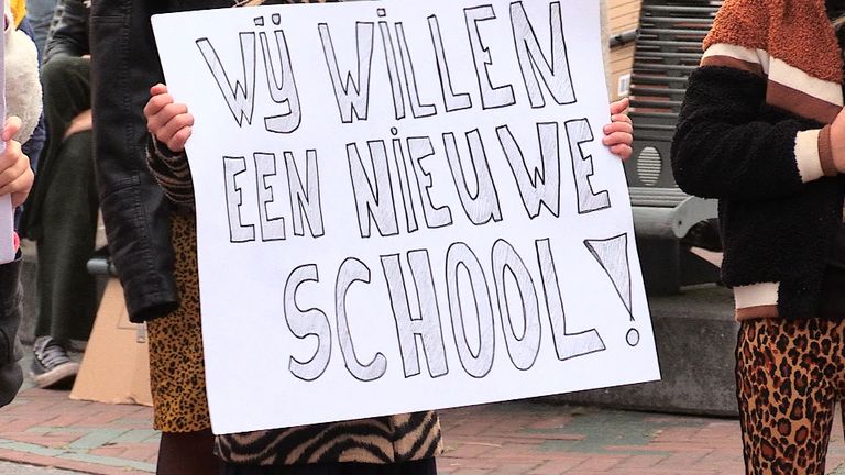 Een protestbord voor het buurthuis in Eerde