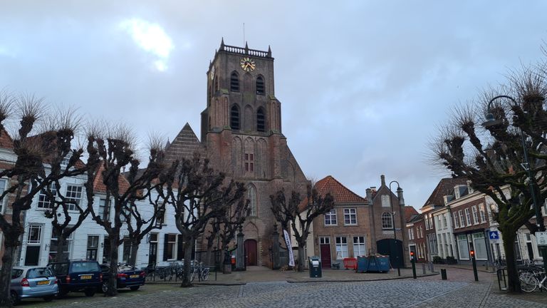 Eerste stemmen uitgebracht in kerk Geertruidenberg: 'Het is wat anders' -  Omroep Brabant