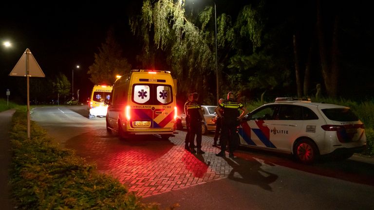 De man is met spoed met een ambulance naar een ziekenhuis gebracht (foto: Iwan van Dun/SQ Vision).