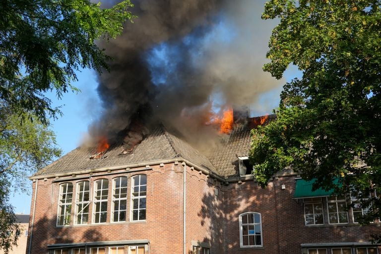 Rond zeven uur zondagochtend werd de brand in het oude schoolgebouw gemeld bij de hulpdiensten (foto: Gabor Heeres/SQ Vision).